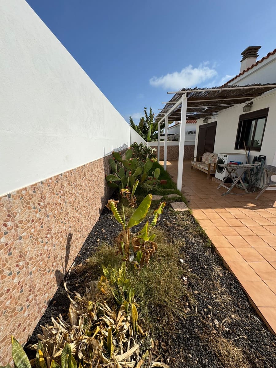 3 soveværelse Semi-Rækkehus til salg i Costa de Antigua med garage - € 285.000 (Ref: 8718458)