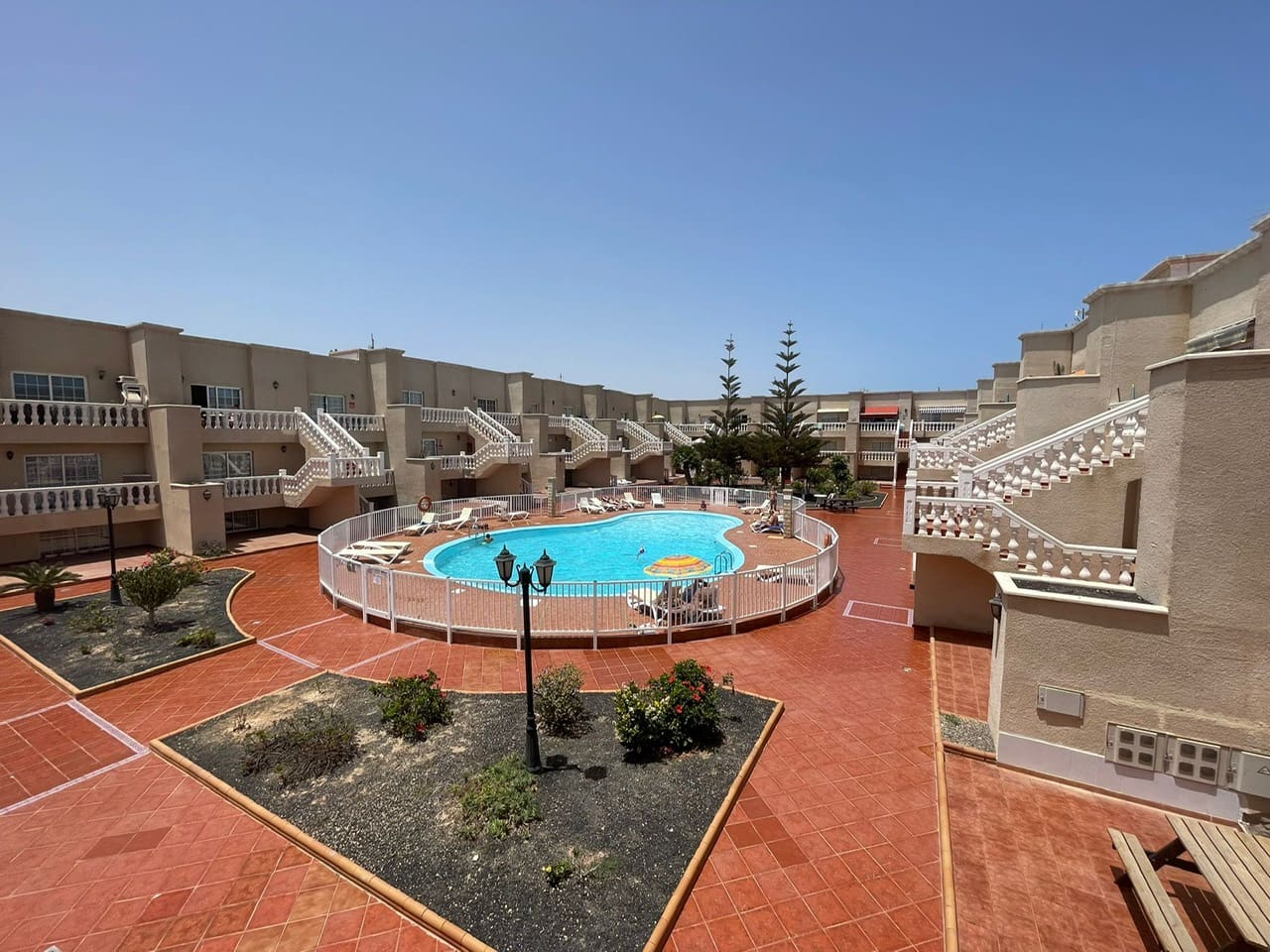 3 slaapkamer Rijtjeshuis te koop in Caleta de Fuste met zwembad - € 229.000 (Ref: 8935975)