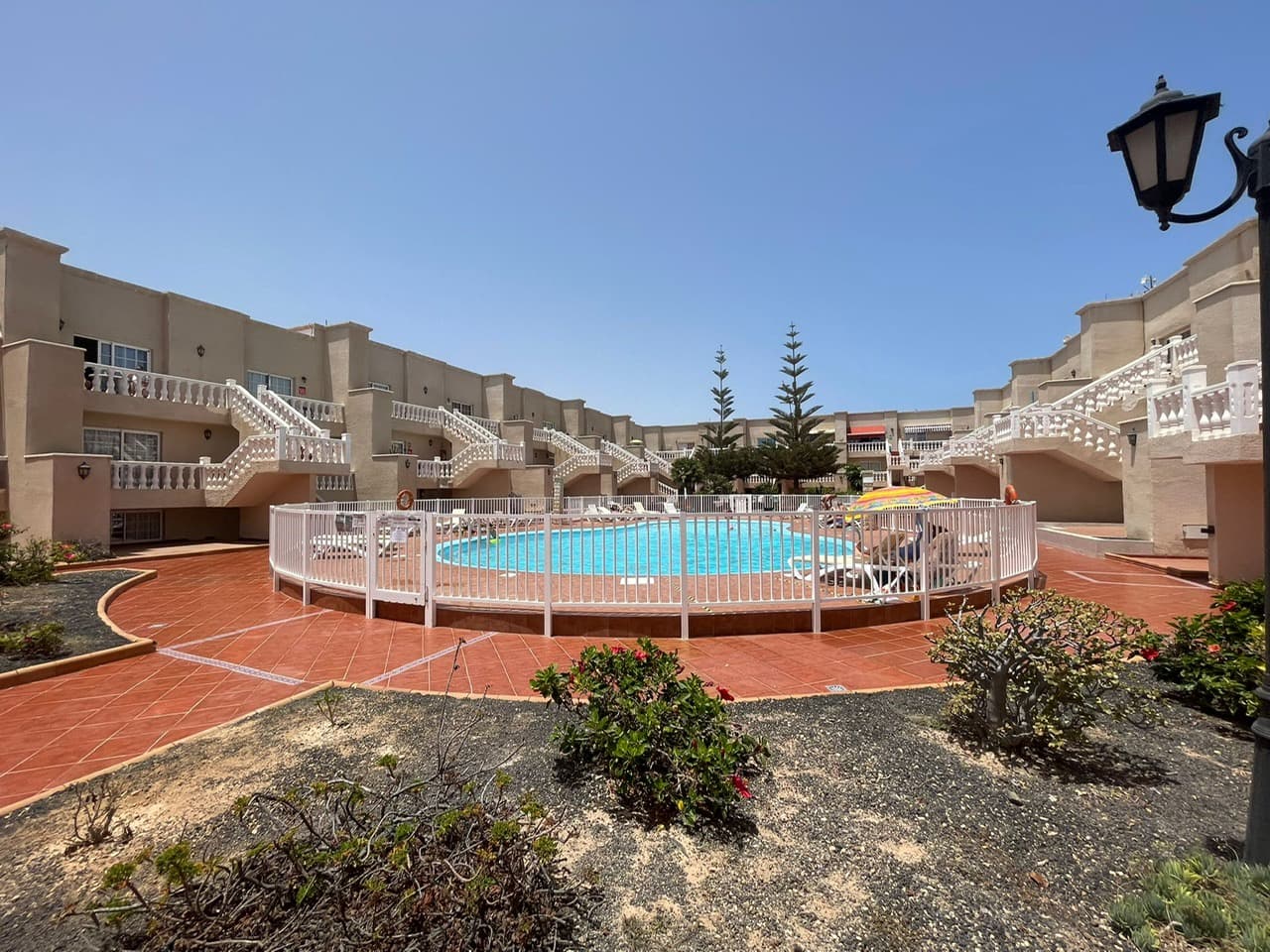 3 slaapkamer Rijtjeshuis te koop in Caleta de Fuste met zwembad - € 229.000 (Ref: 8935975)