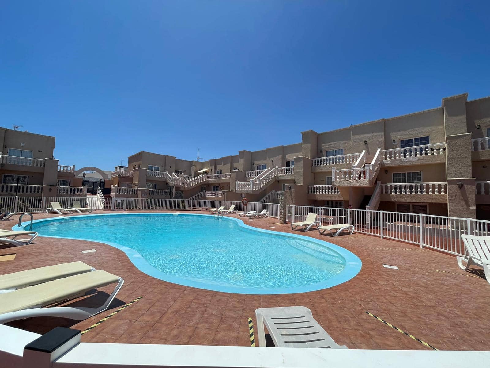 3 slaapkamer Rijtjeshuis te koop in Caleta de Fuste met zwembad - € 229.000 (Ref: 8935975)