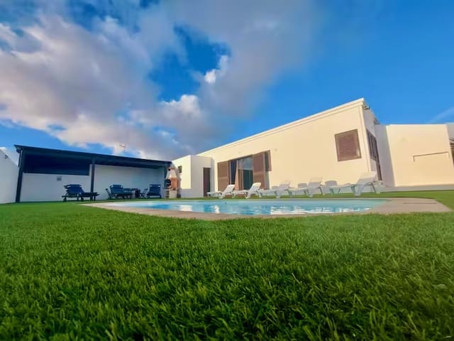 4 soveværelse Villa til salg i Nazaret, Teguise med swimmingpool garage - € 550.000 (Ref: 9191731)