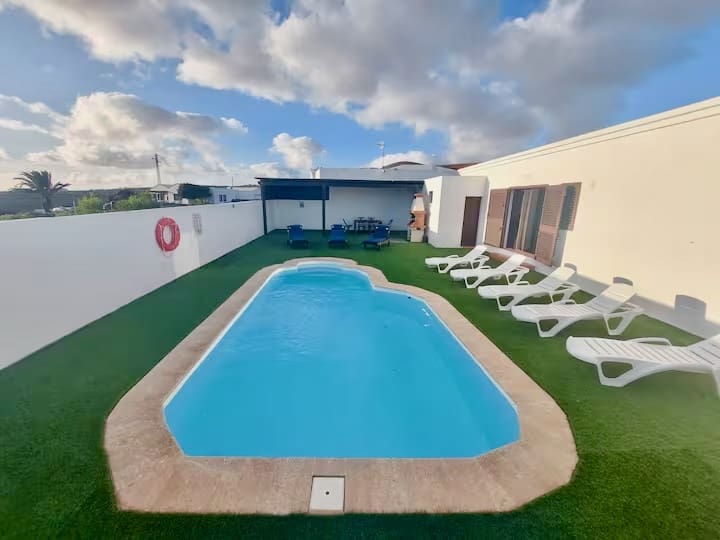 4 bedroom Villa for sale in Nazaret with pool garage - € 550,000 (Ref: 9191731)