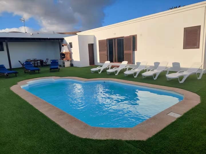 4 bedroom Villa for sale in Nazaret with pool garage - € 550,000 (Ref: 9191731)