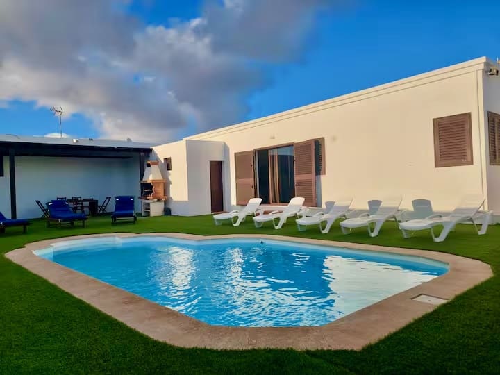 4 bedroom Villa for sale in Nazaret with pool garage - € 550,000 (Ref: 9191731)