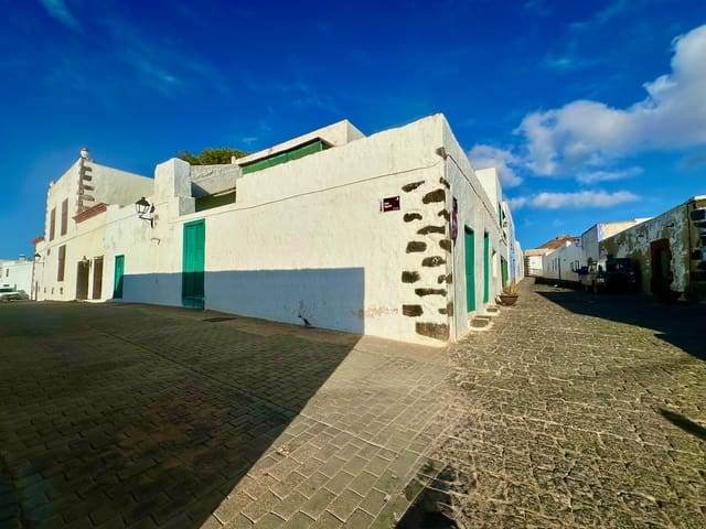 4 bedroom Townhouse for sale in Teguise - € 330,000 (Ref: 9282701)