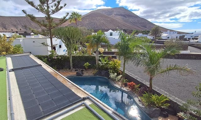 4 soveværelse Villa til salg i Yaiza med swimmingpool garage - € 680.000 (Ref: 9331733)