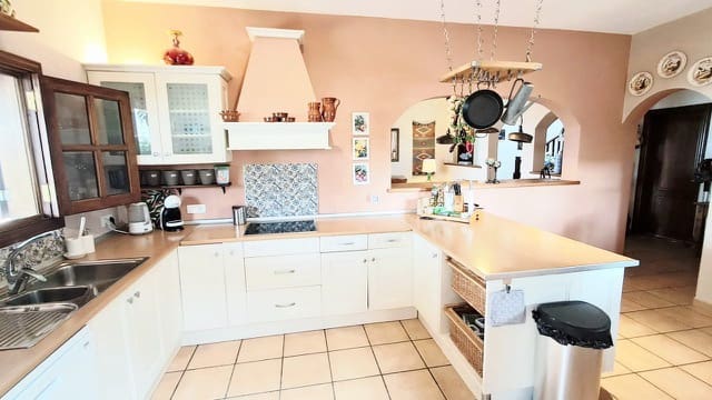 4 soveværelse Villa til salg i Yaiza med swimmingpool garage - € 680.000 (Ref: 9331733)