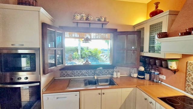 4 soveværelse Villa til salg i Yaiza med swimmingpool garage - € 680.000 (Ref: 9331733)