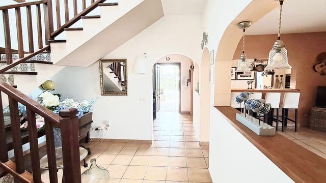 4 soveværelse Villa til salg i Yaiza med swimmingpool garage - € 680.000 (Ref: 9331733)