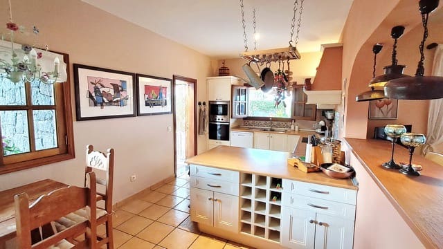 4 soveværelse Villa til salg i Yaiza med swimmingpool garage - € 680.000 (Ref: 9331733)