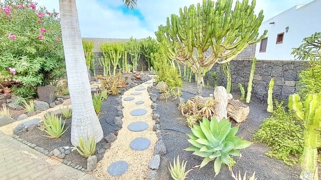 4 soveværelse Villa til salg i Yaiza med swimmingpool garage - € 680.000 (Ref: 9331733)