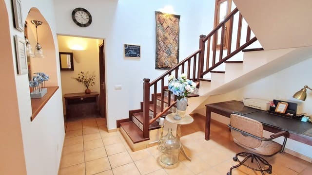 4 soveværelse Villa til salg i Yaiza med swimmingpool garage - € 680.000 (Ref: 9331733)