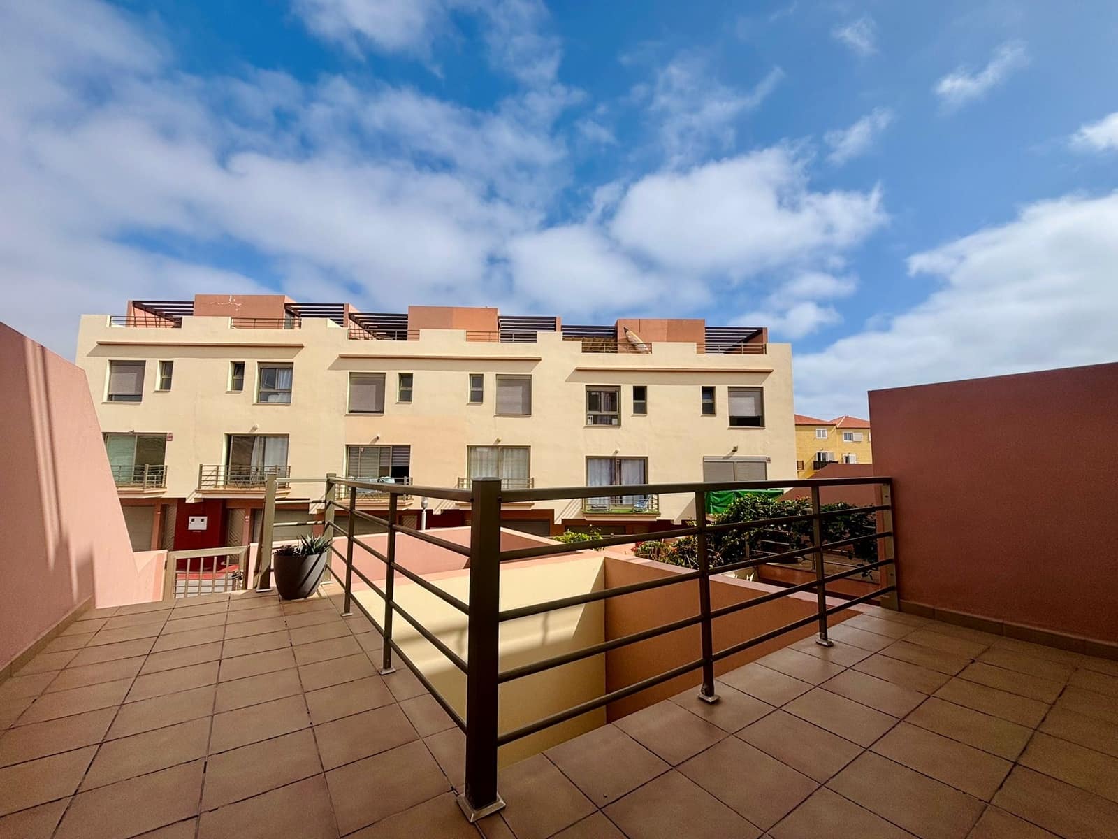 3 slaapkamer Rijtjeshuis te koop in Costa de Antigua met garage - € 240.000 (Ref: 9436426)