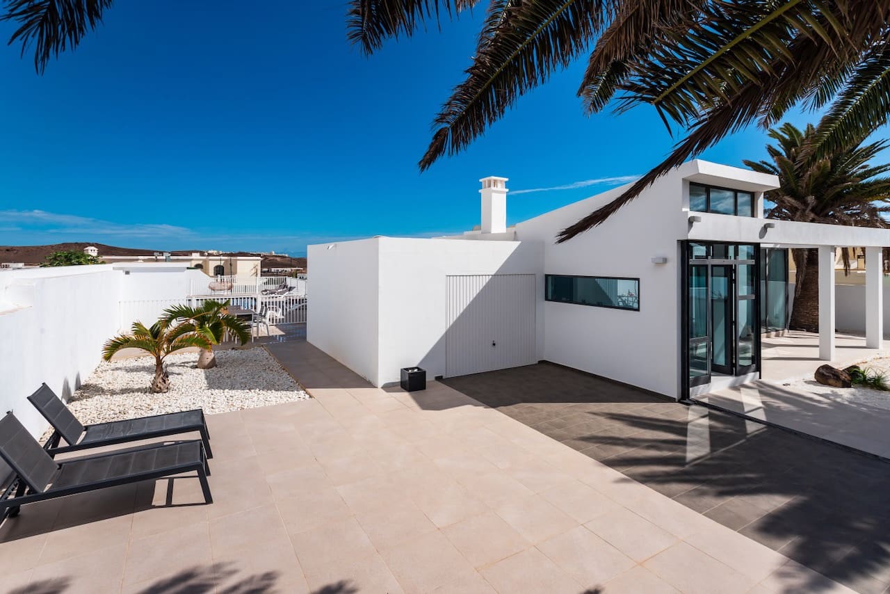 4 bedroom Villa for sale in Costa Teguise with pool garage - € 895,000 (Ref: 9494854)