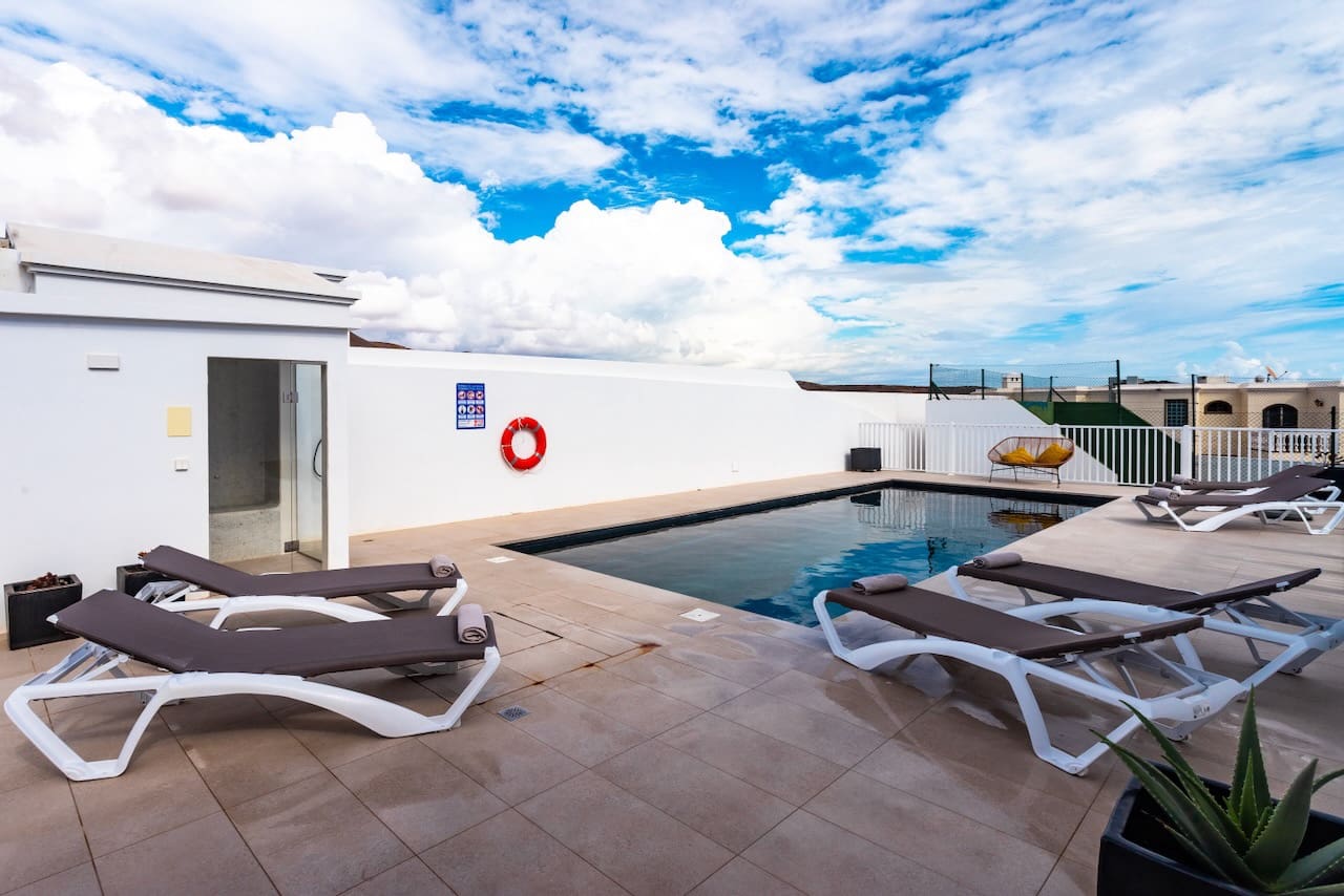 4 bedroom Villa for sale in Costa Teguise with pool garage - € 895,000 (Ref: 9494854)