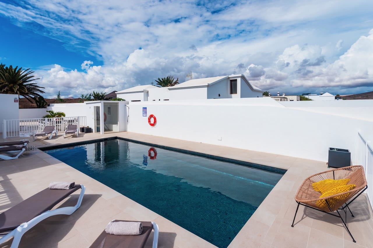 4 bedroom Villa for sale in Costa Teguise with pool garage - € 895,000 (Ref: 9494854)