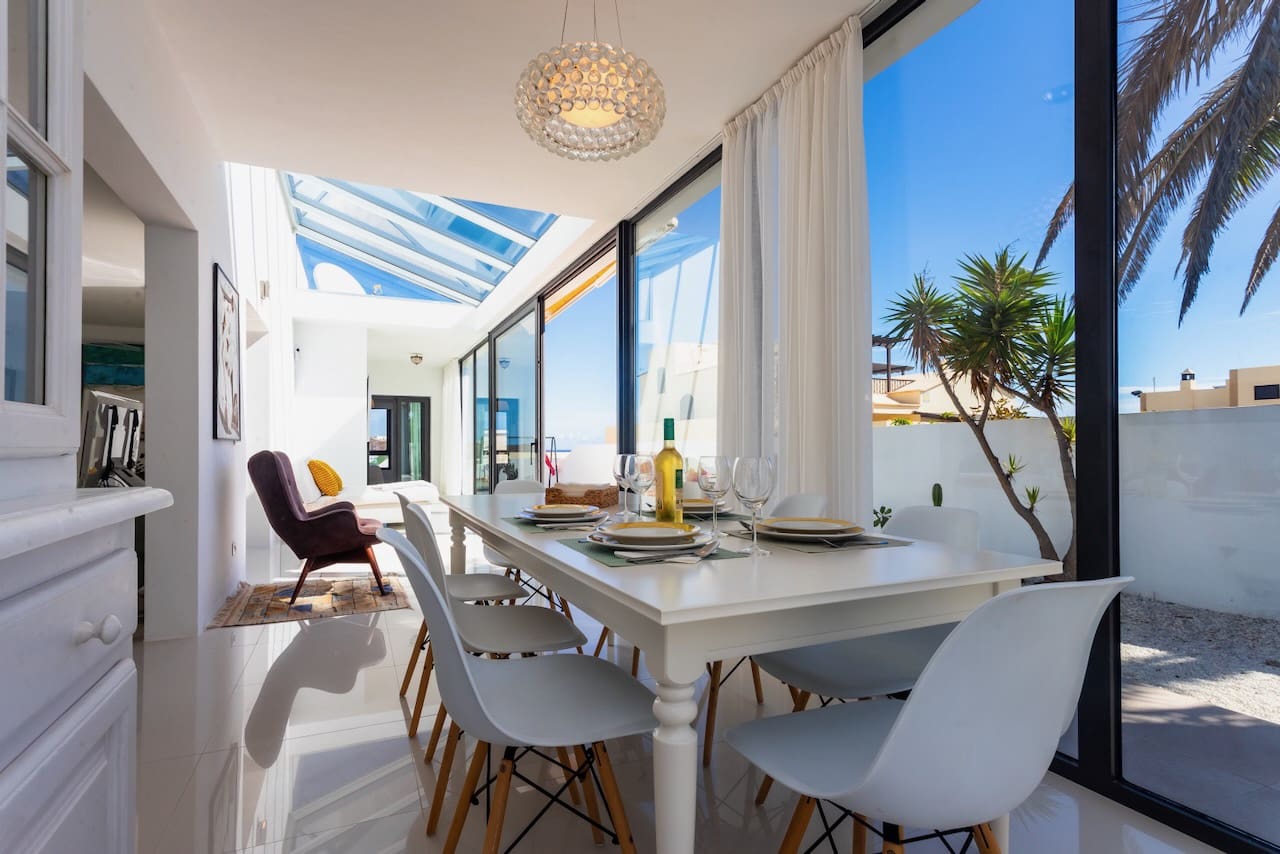 4 bedroom Villa for sale in Costa Teguise with pool garage - € 895,000 (Ref: 9494854)