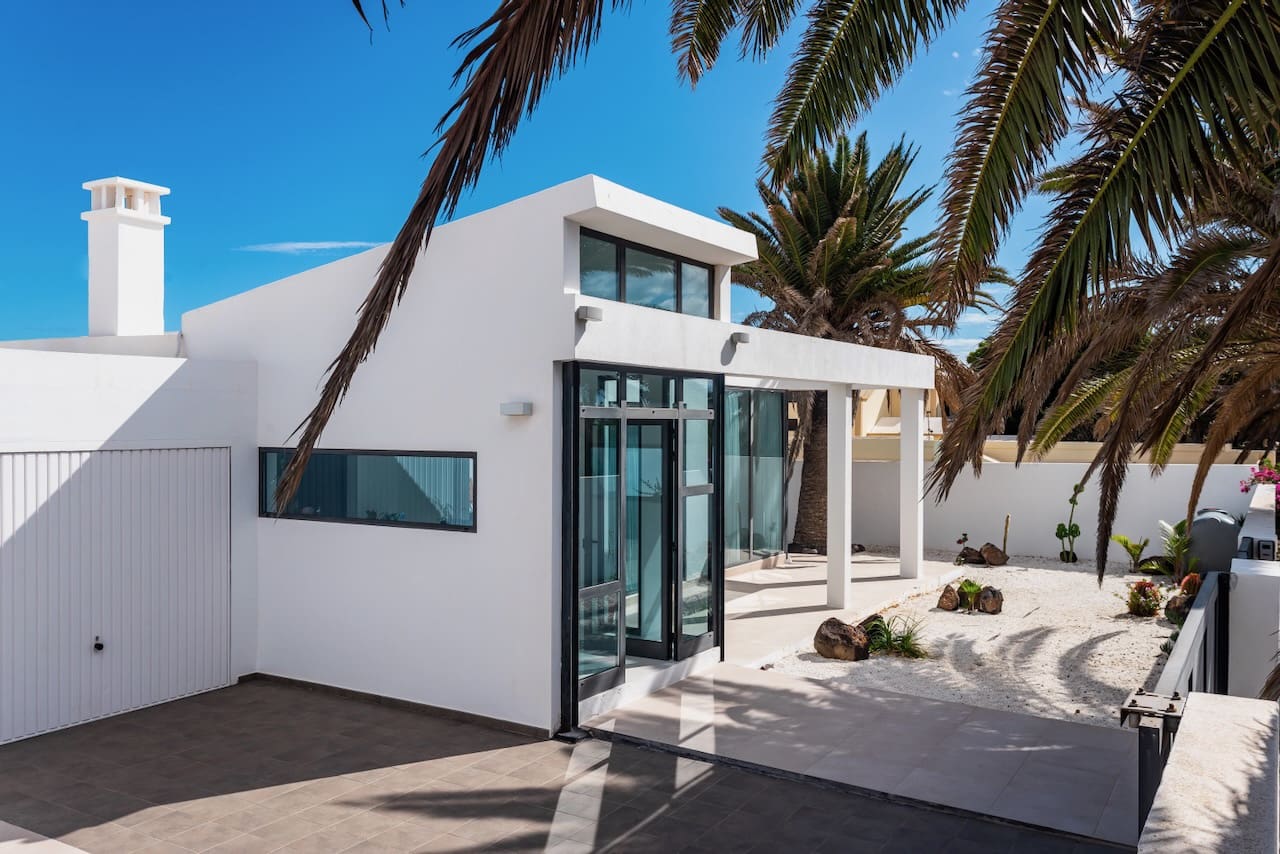 4 bedroom Villa for sale in Costa Teguise with pool garage - € 895,000 (Ref: 9494854)