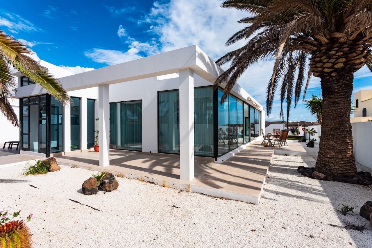 4 bedroom Villa for sale in Costa Teguise with pool garage - € 895,000 (Ref: 9494854)