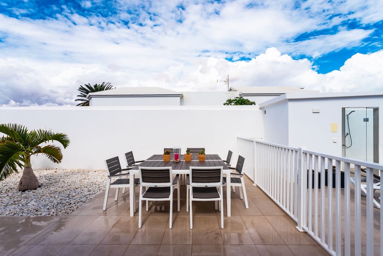 4 bedroom Villa for sale in Costa Teguise with pool garage - € 895,000 (Ref: 9494854)