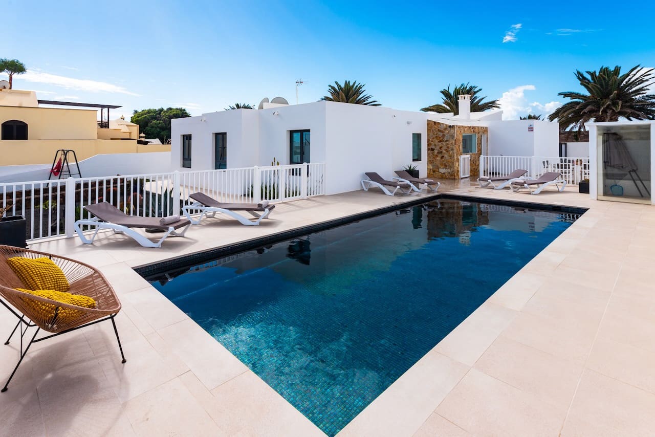 4 bedroom Villa for sale in Costa Teguise with pool garage - € 895,000 (Ref: 9494854)