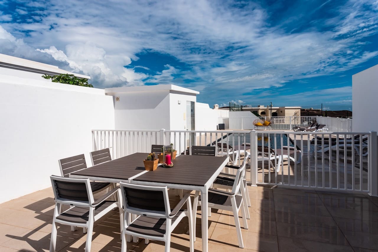 4 bedroom Villa for sale in Costa Teguise with pool garage - € 895,000 (Ref: 9494854)