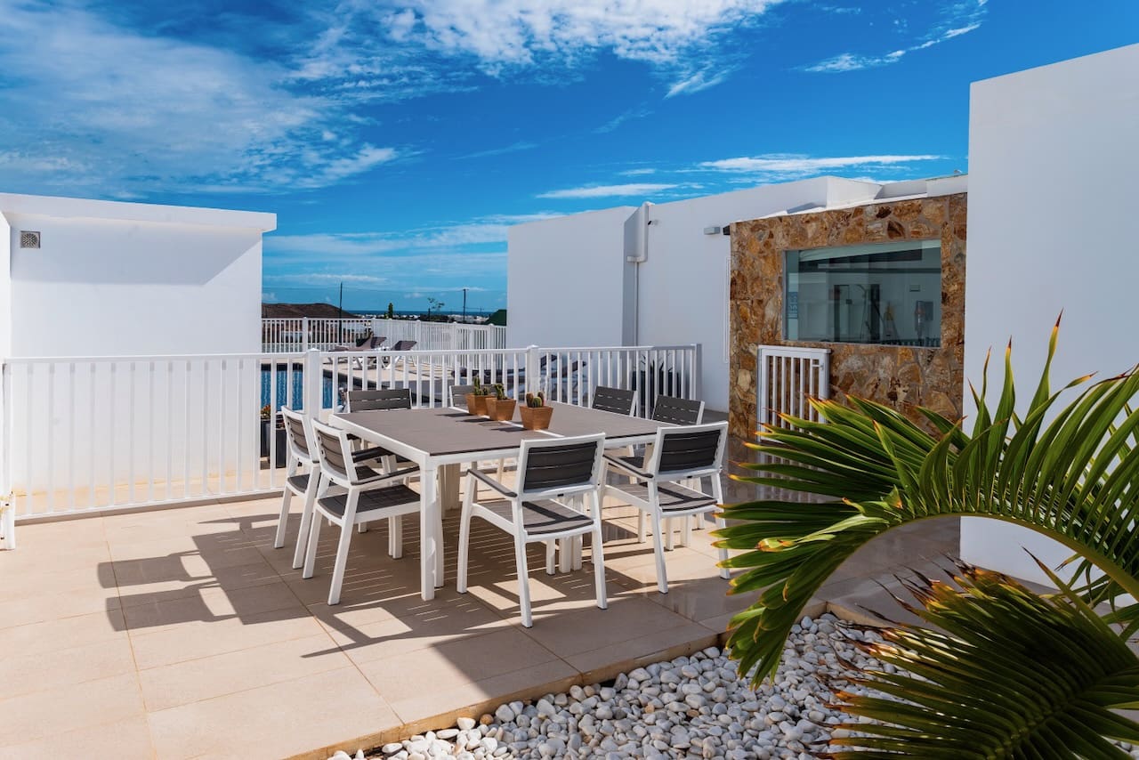 4 bedroom Villa for sale in Costa Teguise with pool garage - € 895,000 (Ref: 9494854)