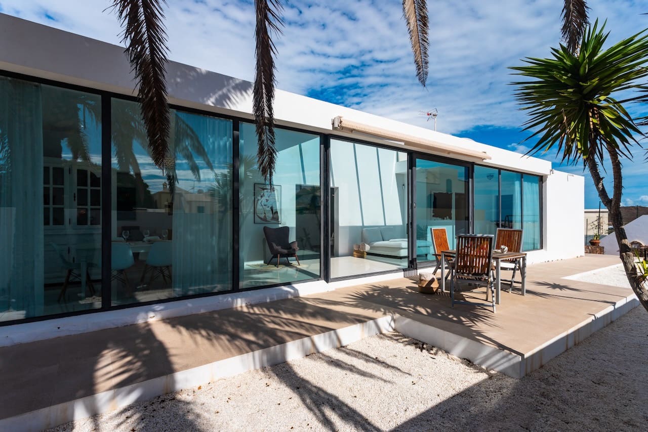 4 bedroom Villa for sale in Costa Teguise with pool garage - € 895,000 (Ref: 9494854)