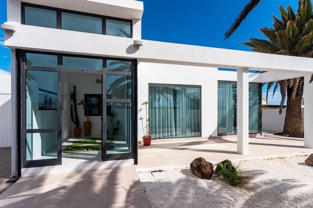 4 bedroom Villa for sale in Costa Teguise, Teguise with pool garage - € 895,000 (Ref: 9494854)