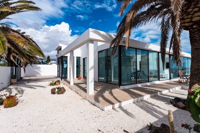4 bedroom Villa for sale in Costa Teguise, Teguise with pool garage - € 895,000 (Ref: 9494854)