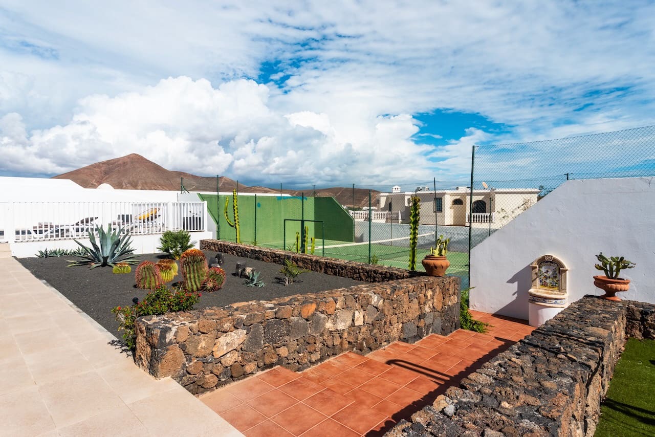 4 bedroom Villa for sale in Costa Teguise with pool garage - € 895,000 (Ref: 9494854)