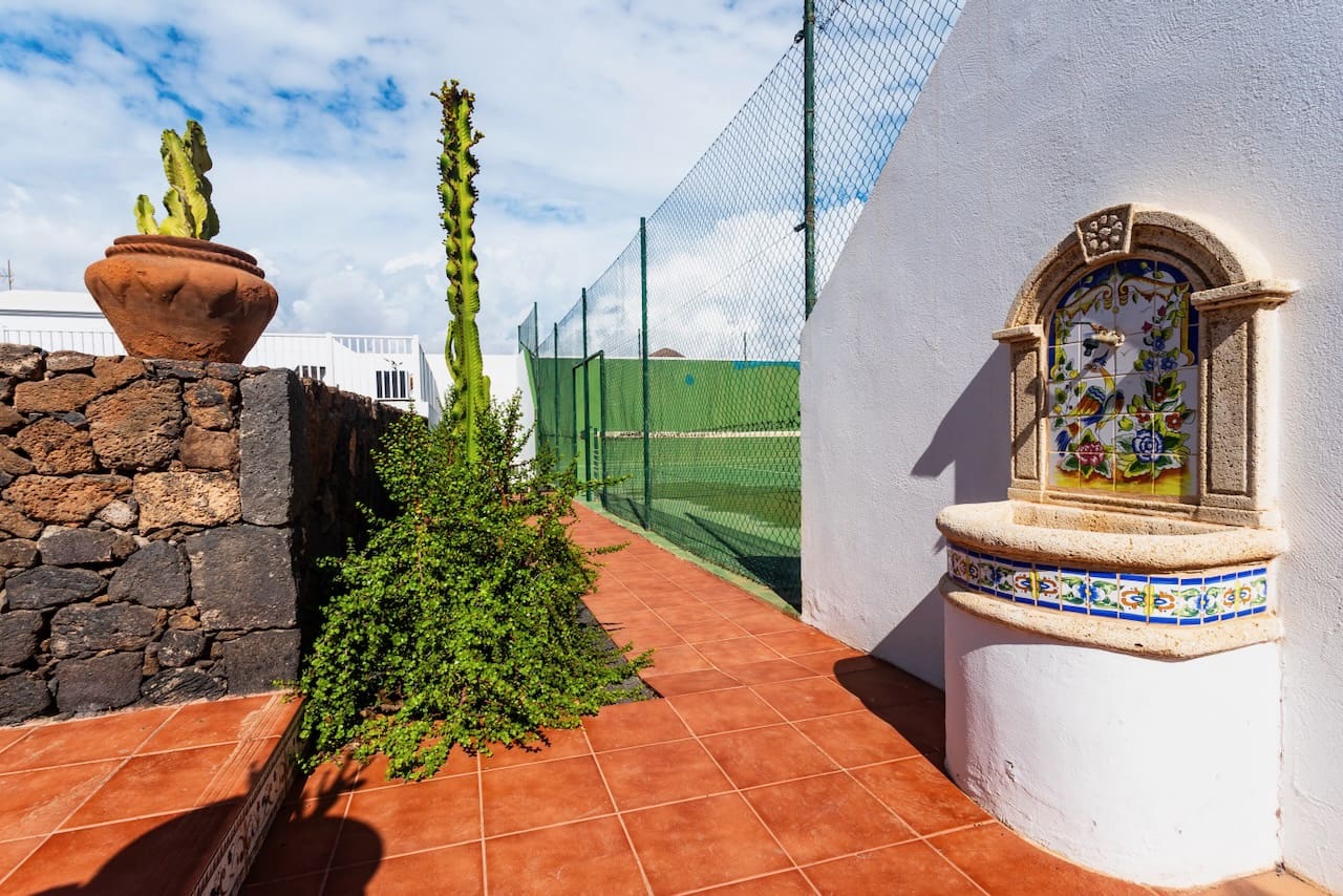 4 bedroom Villa for sale in Costa Teguise with pool garage - € 895,000 (Ref: 9494854)