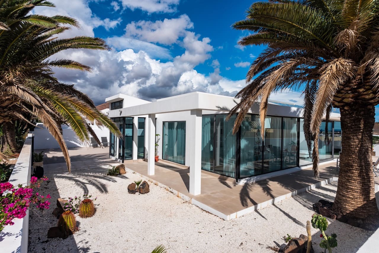 4 bedroom Villa for sale in Costa Teguise with pool garage - € 895,000 (Ref: 9494854)