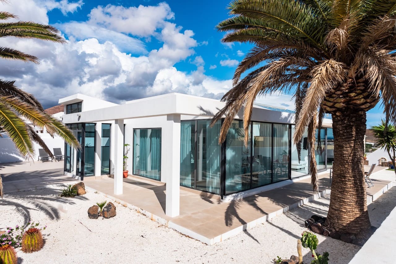 4 bedroom Villa for sale in Costa Teguise with pool garage - € 895,000 (Ref: 9494854)