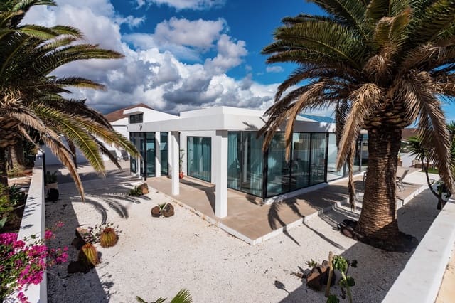 4 bedroom Villa for sale in Costa Teguise, Teguise with pool garage - € 895,000 (Ref: 9494854)
