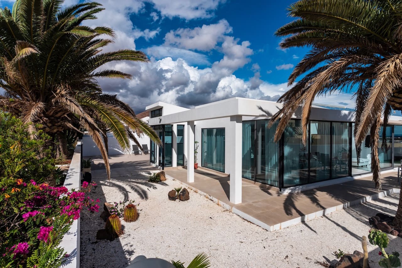 4 bedroom Villa for sale in Costa Teguise with pool garage - € 895,000 (Ref: 9494854)