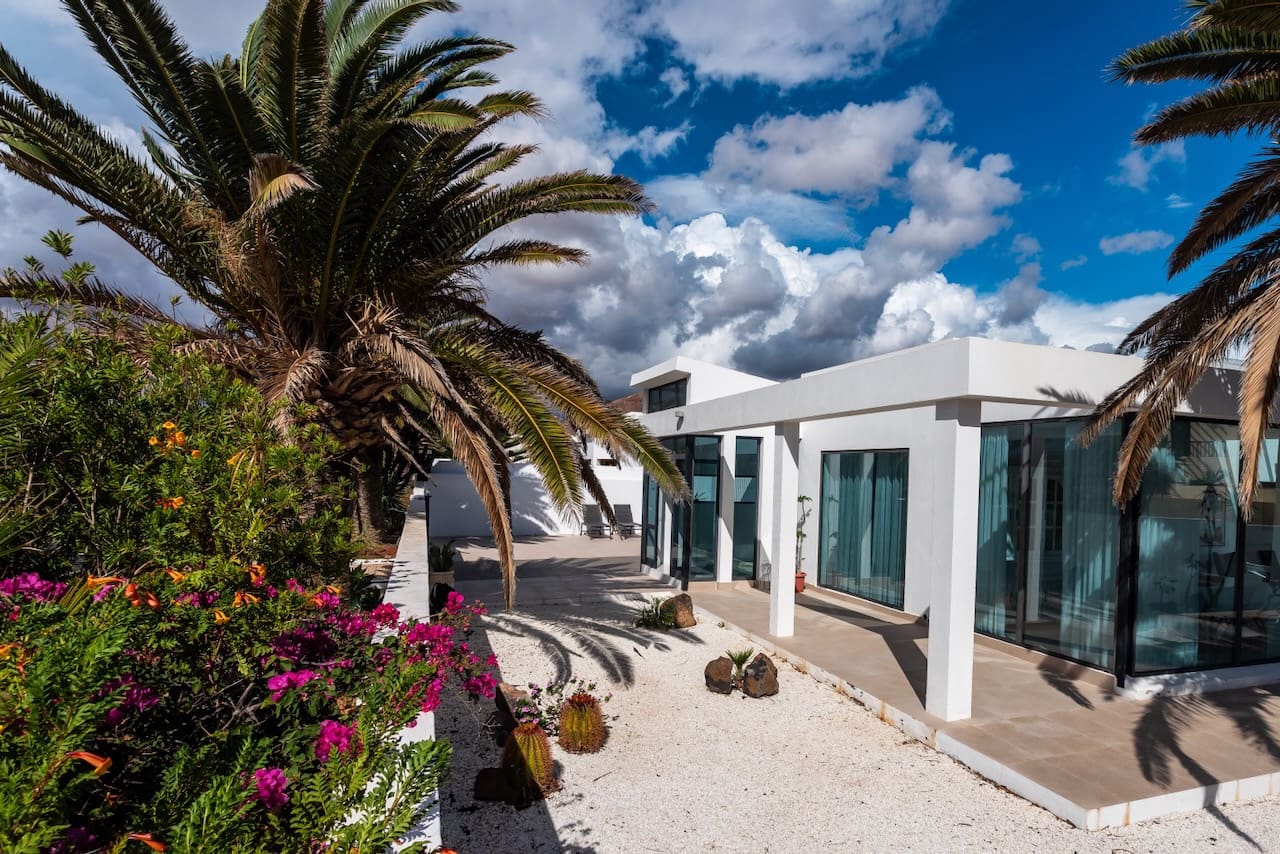 4 bedroom Villa for sale in Costa Teguise with pool garage - € 895,000 (Ref: 9494854)