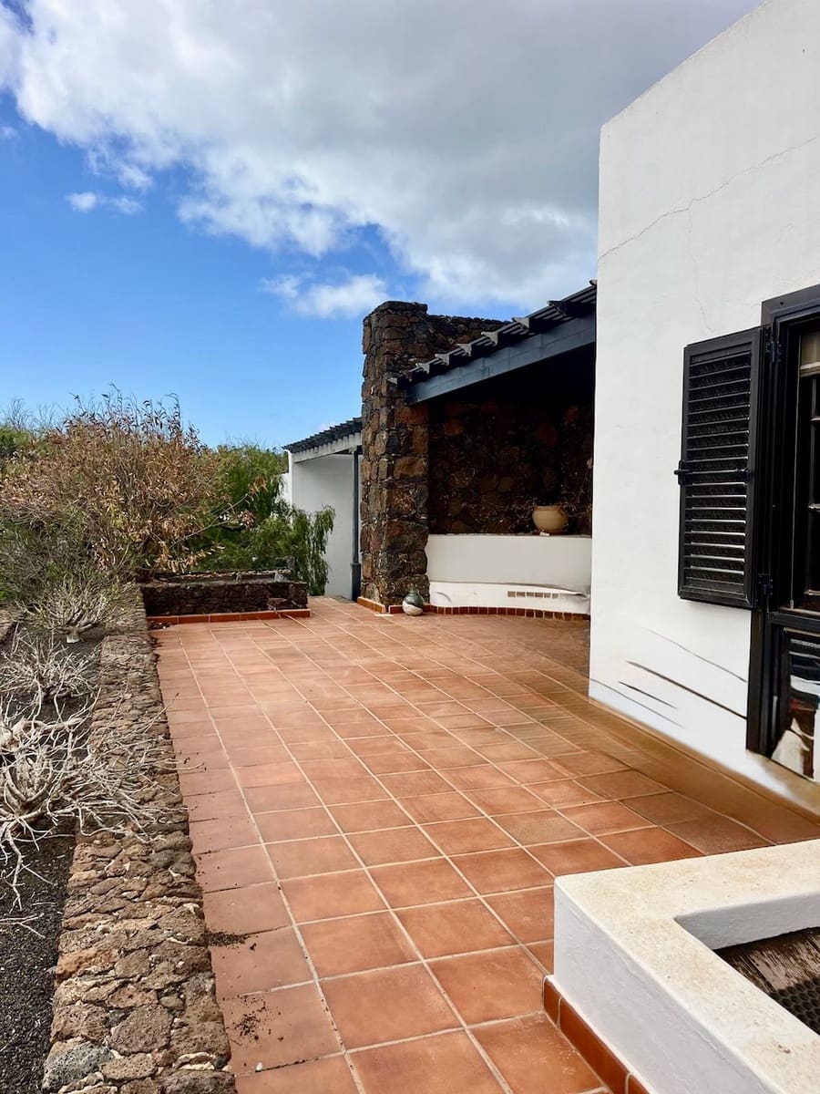 5 bedroom Finca/Country House for sale in Yaiza with pool garage - € 950,000 (Ref: 9525551)