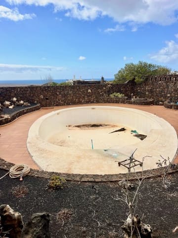 5 bedroom Finca/Country House for sale in Yaiza with pool garage - € 950,000 (Ref: 9525551)