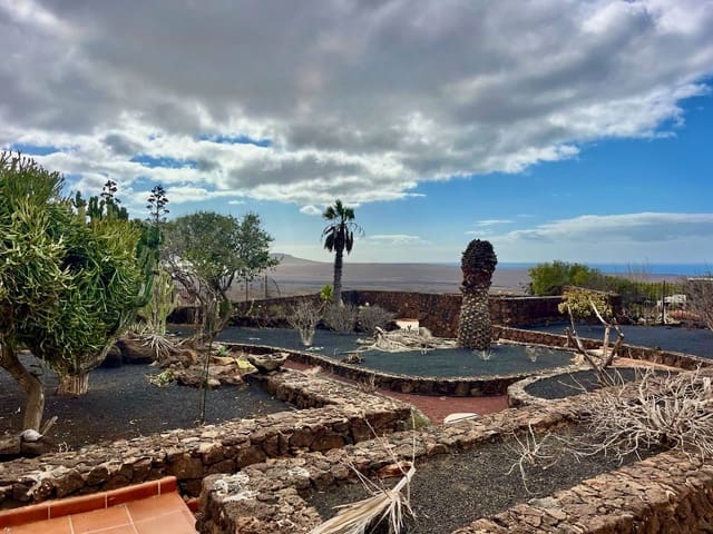 5 bedroom Finca/Country House for sale in Yaiza with pool garage - € 950,000 (Ref: 9525551)