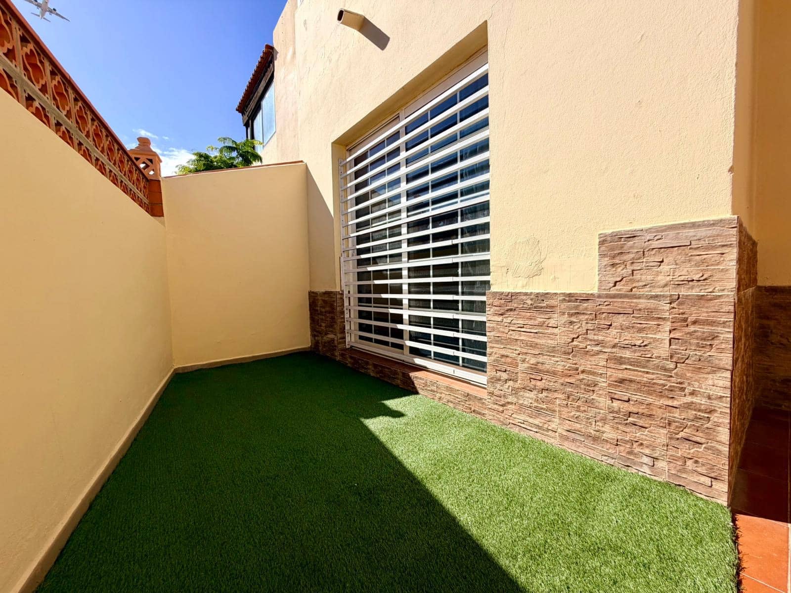 3 bedroom Townhouse for sale in Caleta de Fuste with pool - € 257,000 (Ref: 9528448)