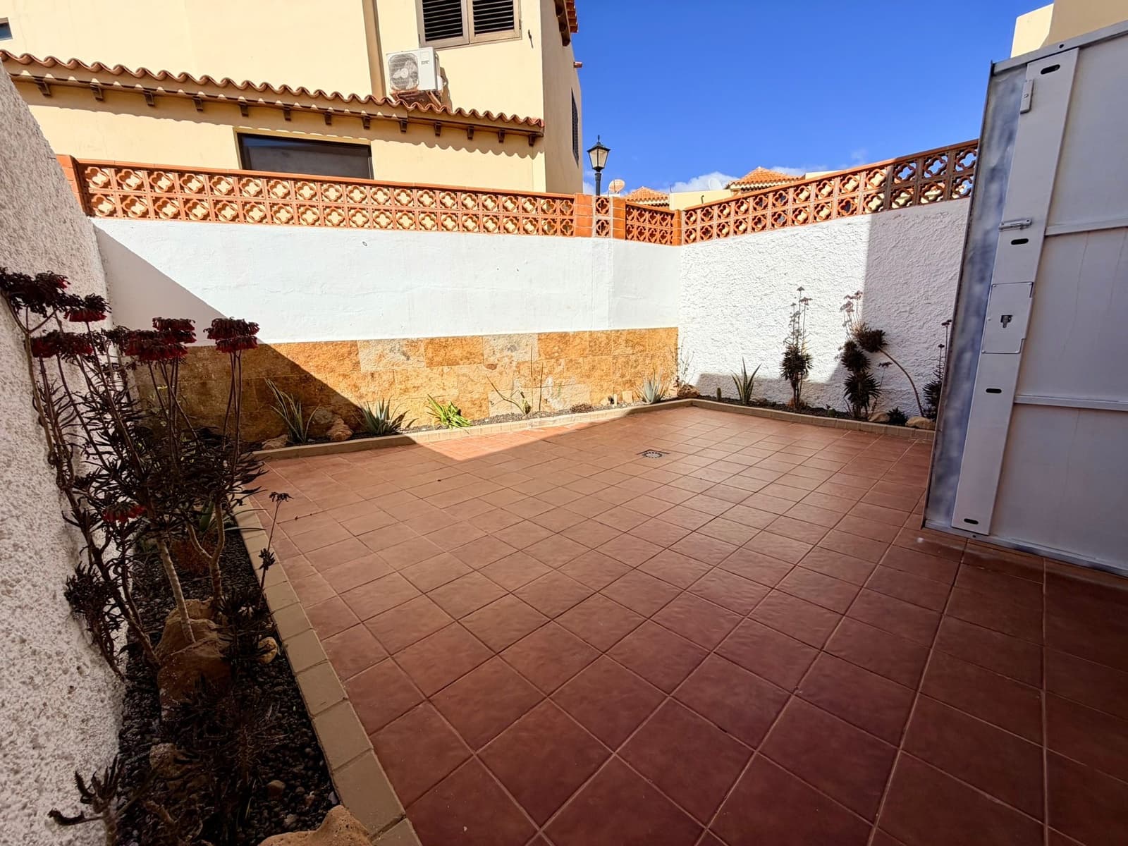 3 bedroom Townhouse for sale in Caleta de Fuste with pool - € 257,000 (Ref: 9528448)