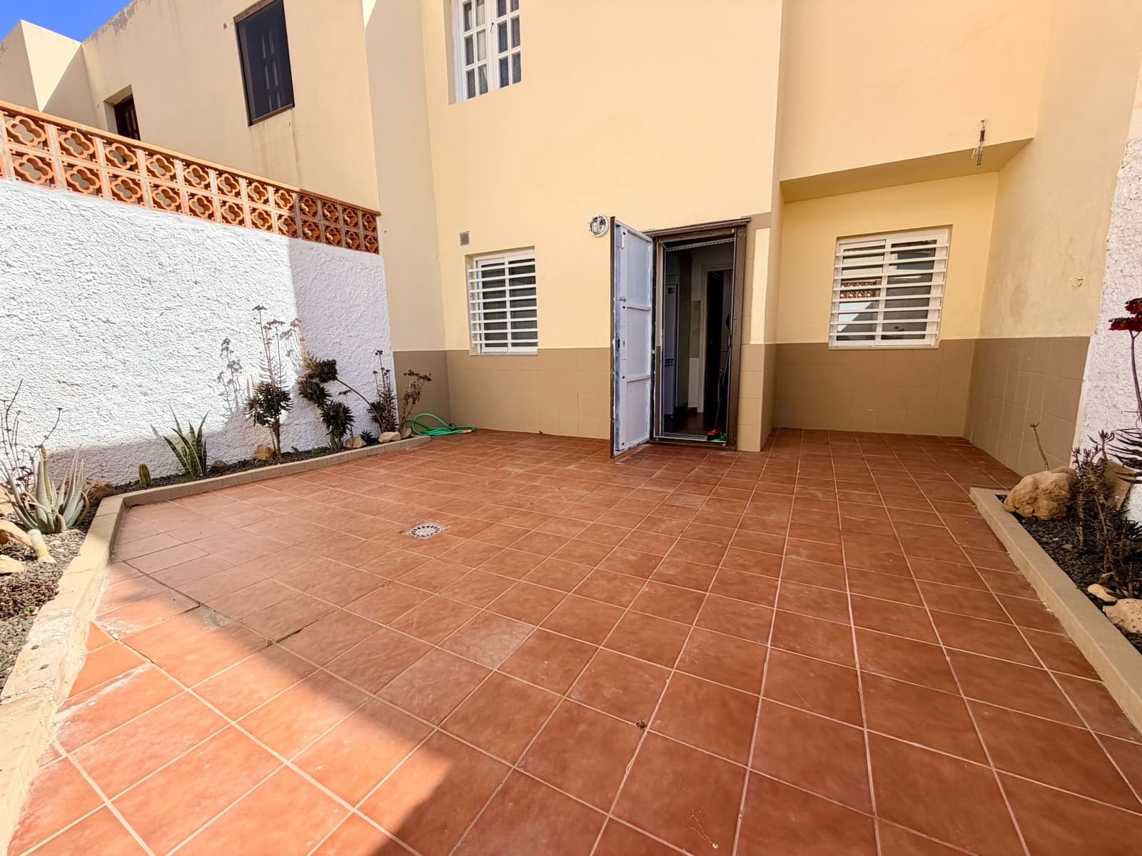 3 bedroom Townhouse for sale in Caleta de Fuste with pool - € 257,000 (Ref: 9528448)