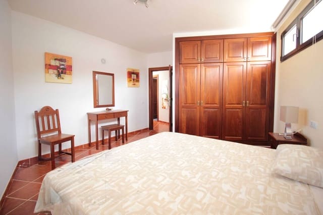 3 slaapkamer Bungalow te koop in Famara, Teguise met garage - € 1.450.000 (Ref: 9528979)