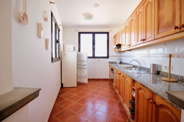 3 slaapkamer Bungalow te koop in Famara, Teguise met garage - € 1.450.000 (Ref: 9528979)