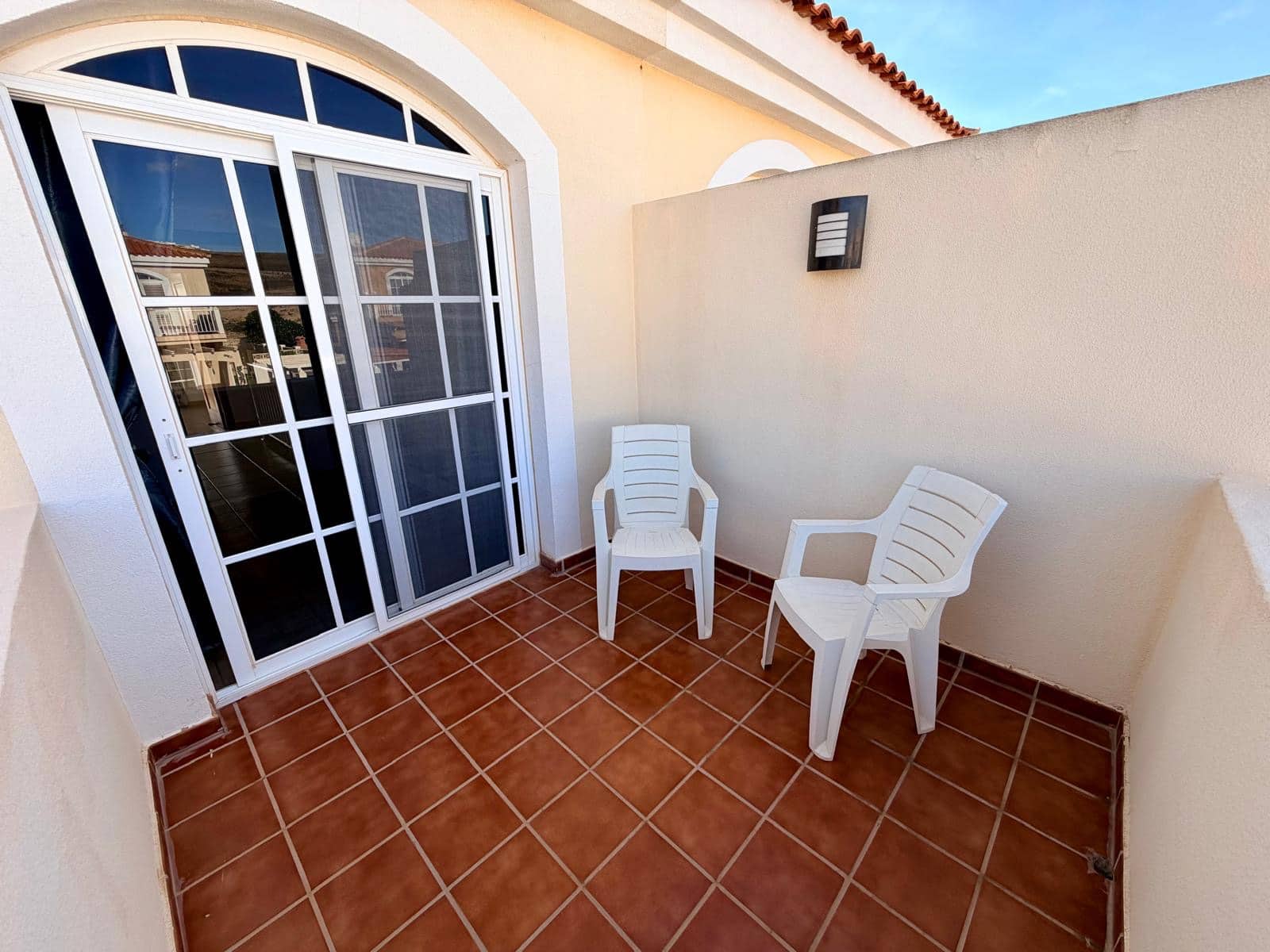 3 makuuhuone Paritalo myytävänä paikassa Caleta de Fuste mukana uima-altaan 
autotalli - 335 000 € (Ref: 9535113)