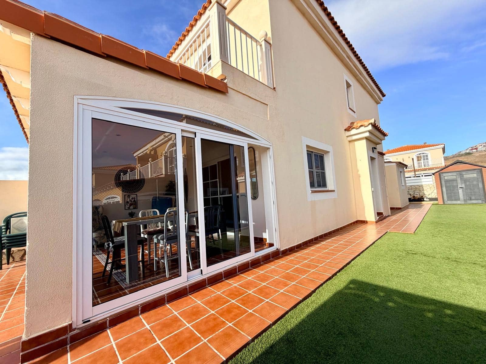 3 makuuhuone Paritalo myytävänä paikassa Caleta de Fuste mukana uima-altaan 
autotalli - 335 000 € (Ref: 9535113)