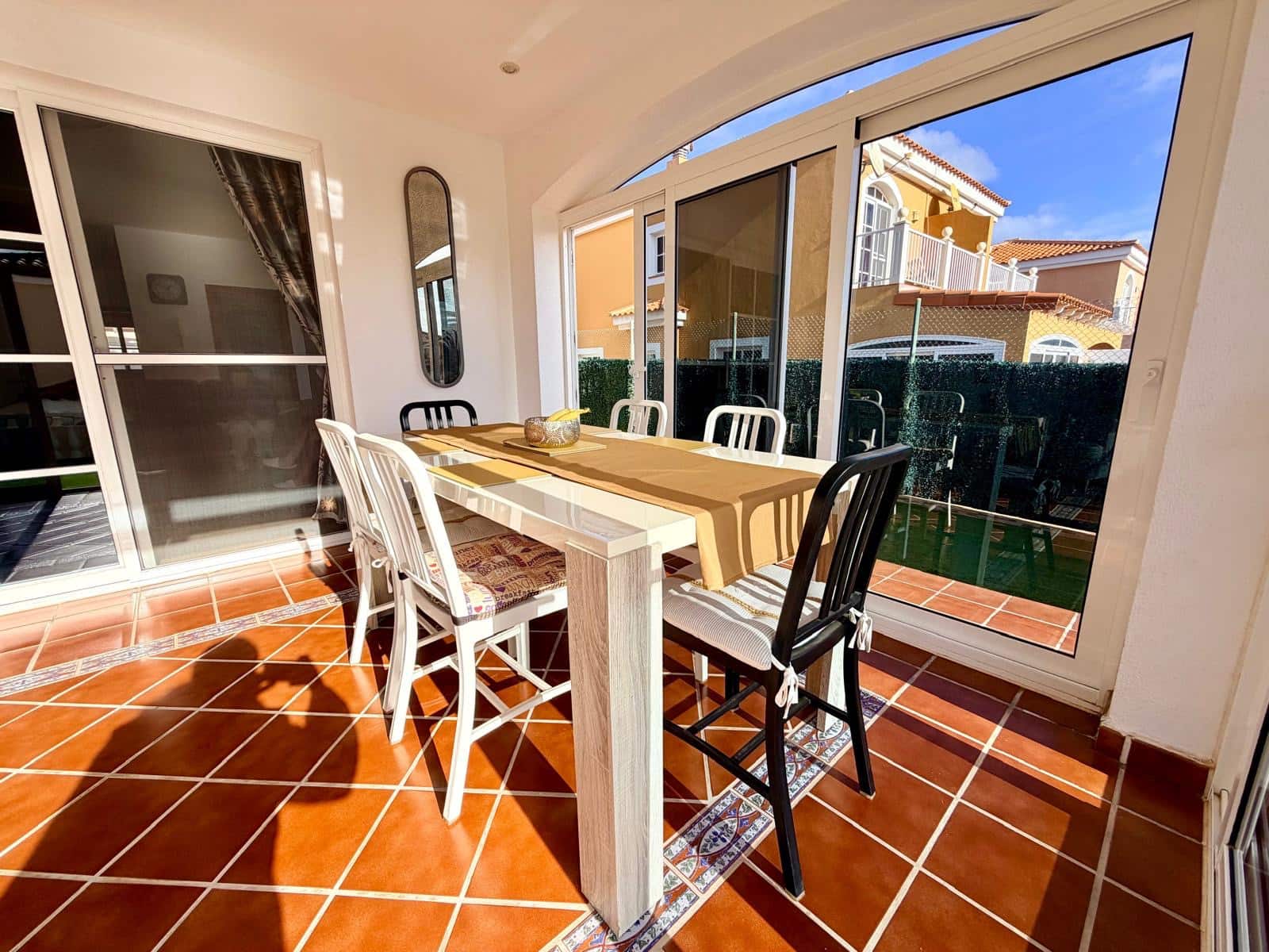 3 makuuhuone Paritalo myytävänä paikassa Caleta de Fuste mukana uima-altaan 
autotalli - 335 000 € (Ref: 9535113)