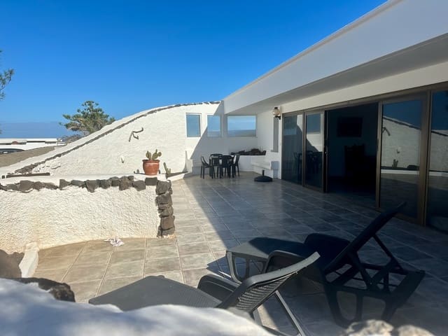 4 soveværelse Bungalow til salg i Famara, Teguise med garage - € 1.050.000 (Ref: 9539509)