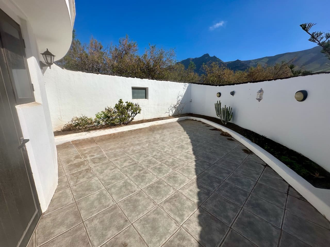 4 soveværelse Bungalow til salg i Famara med garage - € 1.050.000 (Ref: 9539509)